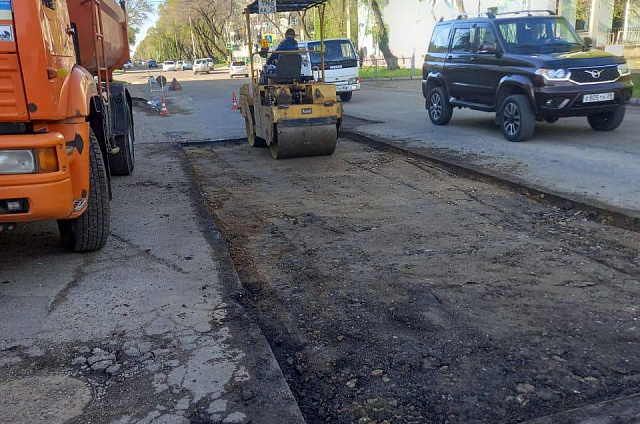 В областном центре продолжают ремонтировать ямы на дорогах