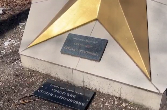 В Белогорске обновили Аллею Славы в преддверии Дня Победы, также здесь появятся две новые мемориальные звезды