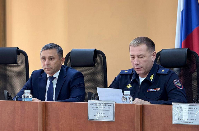 Офицеров полиции за добросовестную службу наградил мэр Благовещенска