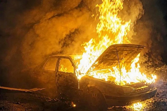 Пожарные потушили горящий автомобиль в Тамбовском округе 
