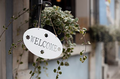 Кириллица вернулась на вывески: в России вступил в силу запрет на иностранные слова