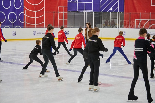 Евгения Медведева дала мастер-класс юным фигуристкам в Благовещенске