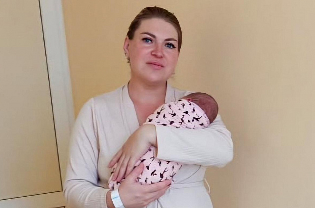 Три сыночка и лапочка-дочка: многодетная мама из Новокиевского Увала родила долгожданную девочку