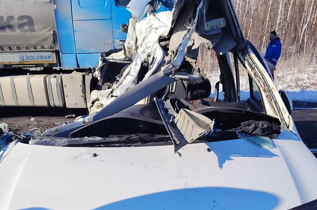 Водитель и 3 пассажира легковушки погибли при столкновении с грузовым автомобилем на трассе «Амур»