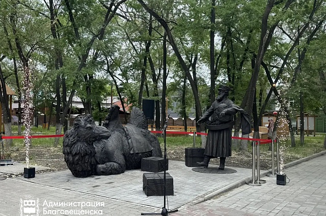 В Купеческом сквере Благовещенска открыли памятник купцу с верблюдом в честь Дня города