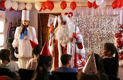 Около 200 маленьких благовещенцев побывало на дне рождения Деда Мороза