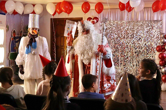 Около 200 маленьких благовещенцев побывало на дне рождения Деда Мороза