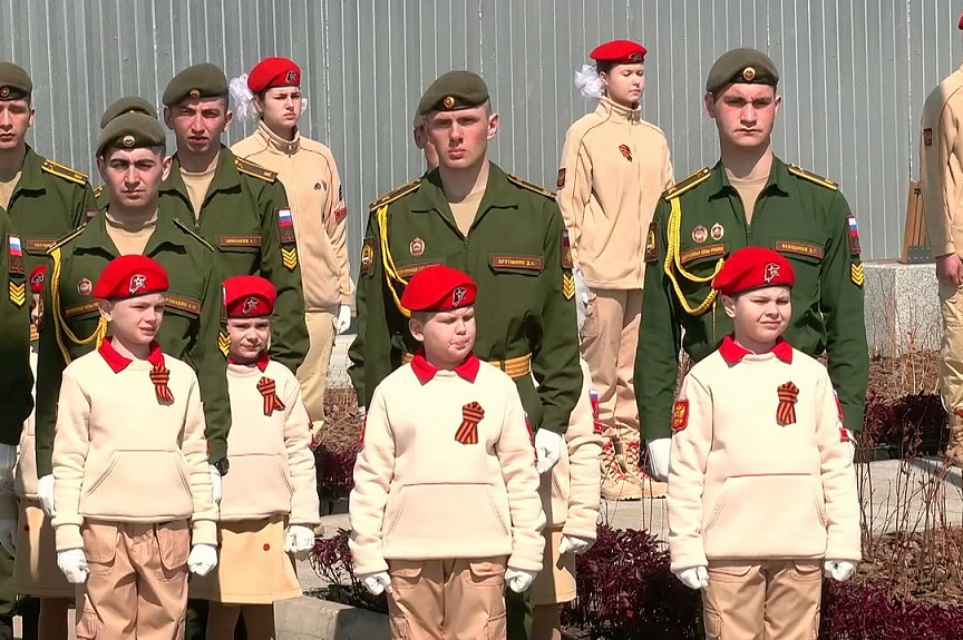 Знамя Победы развевается на самом высоком флагштоге Дальнего Востока