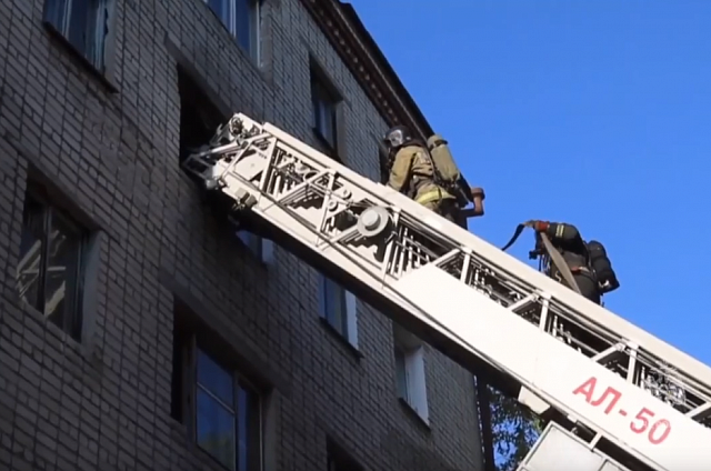 При пожаре в благовещенской многоэтажке спасли 31 человека