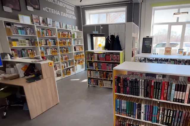 Депутаты оценили работу обновлённой библиотеки «Багульник» в Моховой Пади