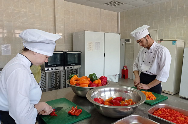 Более 23 кг сухарей и 78 кг овощей для сухого борща изготовили в Амурского колледже сервиса и торговли для военнослужащих СВО