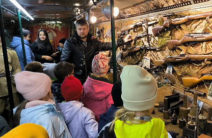 Штык-ножей, автоматов и пистолетов в «Автобусе Победы» стало больше благодаря гранту губернатора
