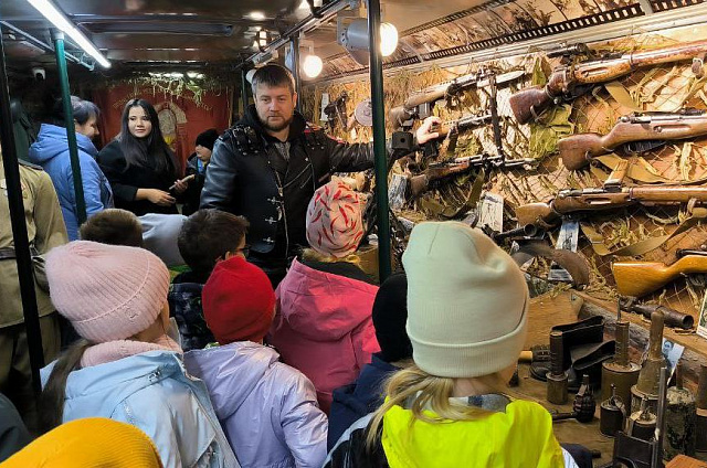 Штык-ножей, автоматов и пистолетов в «Автобусе Победы» стало больше благодаря гранту губернатора