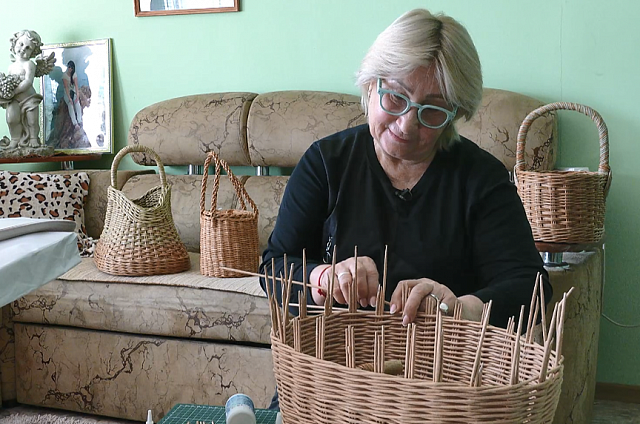 Амурчанка плетёт кухонную утварь и предметы мебели из бумажной лозы