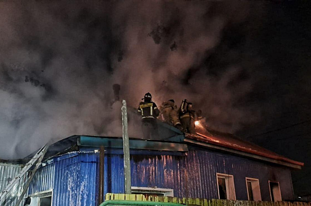 В пожаре на частном подворье в Белогорске погибли два человека