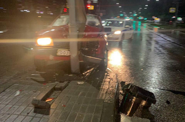 Ночью в Благовещенске водитель врезался в стойку светофора