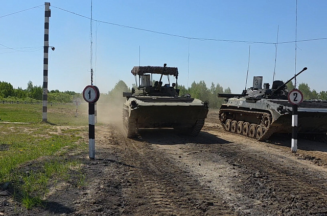 Амурские военные прошли занятия по экстремальному вождению техники