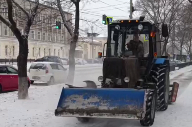 Сотрудники ГСТК максимально сократили пересменки, чтобы оперативнее чистить Благовещенск от снега
