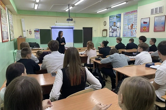 От проходных баллов до «Земского доктора»: амурским школьникам рассказали о профессии медика