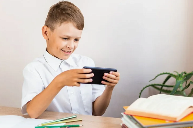 Около 83% родителей поддержали запрет телефонов в российских школах