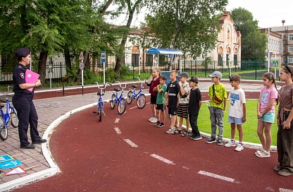 Пешеходная грамота: в благовещенском автогородке детей учат безопасному поведению на дорогах
