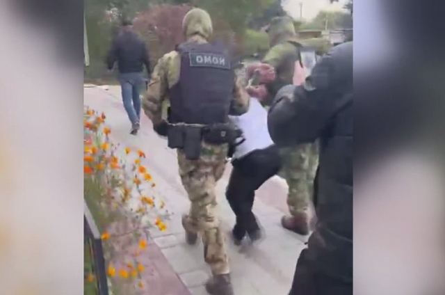 Прыжок с 3-го этажа не помог: жителя Приамурья задержали бойцы спецназа по подозрению в краже 