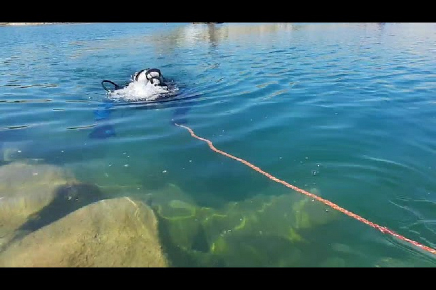 Водолазы обследуют затопленный в карьере экскаватор