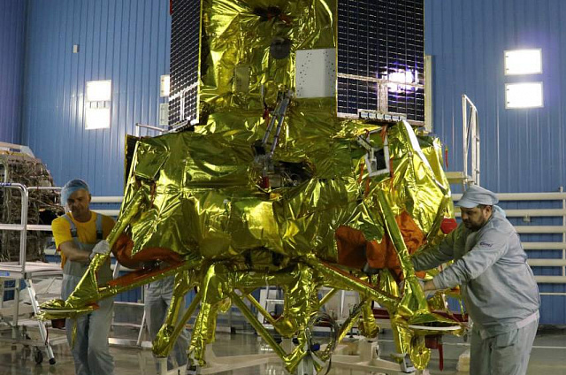 Российская академия наук предложила запустить с космодрома Восточный два аппарата «Луна-27»