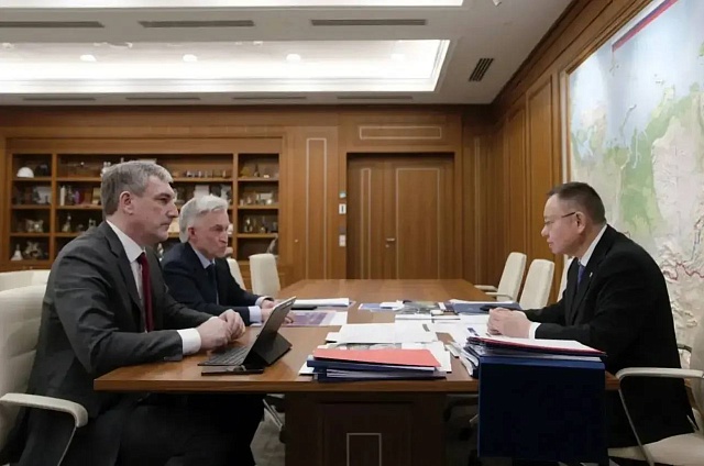 Газ, строительство и шефская помощь: Василий Орлов встретился с главой Минстроя России