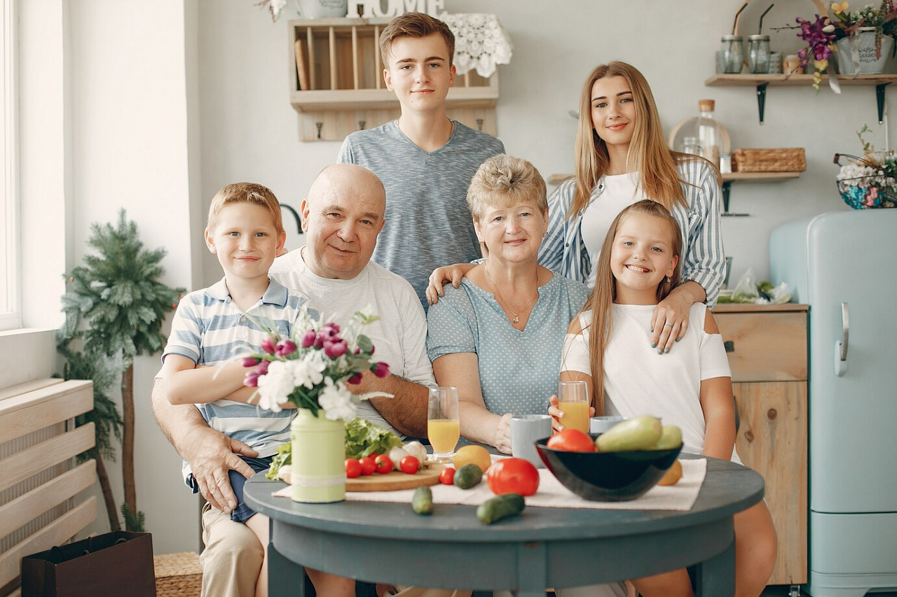 Семья на кухне. Семья родные. Большая семья на кухне. Кухня для детей. Российской федерации супругами родителями и