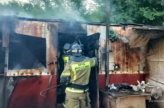 В Благовещенске сотрудники МЧС тушили бытовой вагончик и ставили на колёса перевернувшееся авто