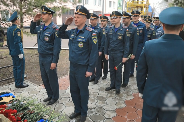 В Благовещенске почтили память погибших сотрудников МЧС России