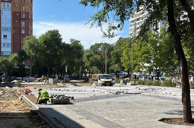 Новый сквер в центре Благовещенска готов уже более чем наполовину 