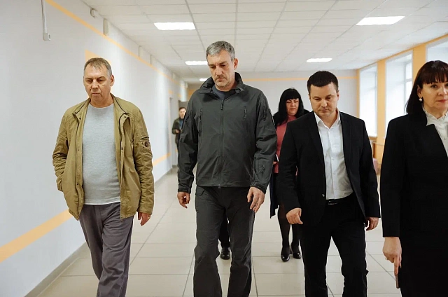 Василий Орлов поручил выделить дополнительные средства на ремонт школьного стадиона в Завитинске