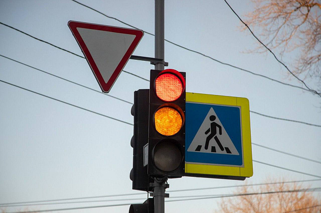В Благовещенске на 4 часа отключат два светофора на Чайковского