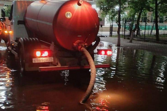 За ночь сотрудники ГСТК откачали 160 кубометров воды на улицах Благовещенска