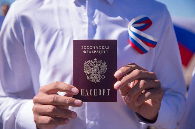 Девять благовещенских подростков получили паспорта на набережной Амура