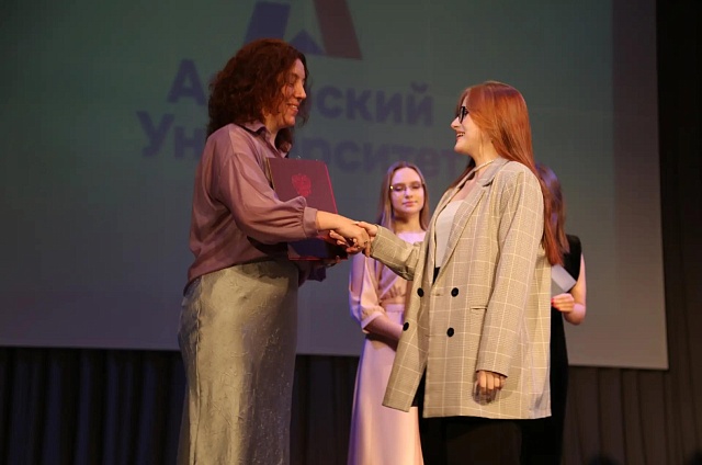 В АмГУ возродили торжественное вручение дипломов выпускникам