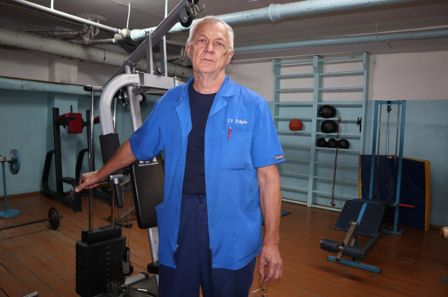 Заряд бодрости перед рабочим днём: амурский врач каждое утро занимается спортом в областной больнице