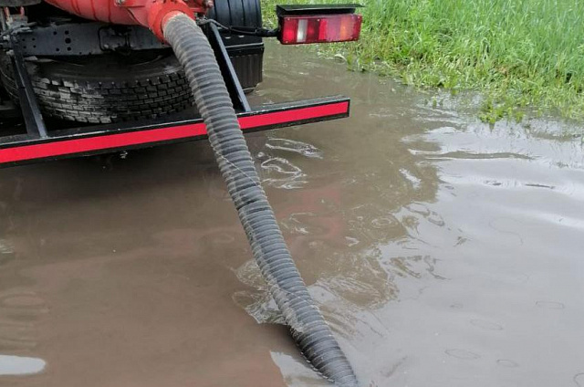 Благовещенские коммунальщики откачивают воду на городских дорогах