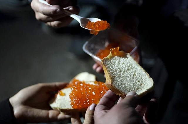 Специалисты просчитали стоимость новогоднего бутерброда с красной икрой: сколько придётся заплатить