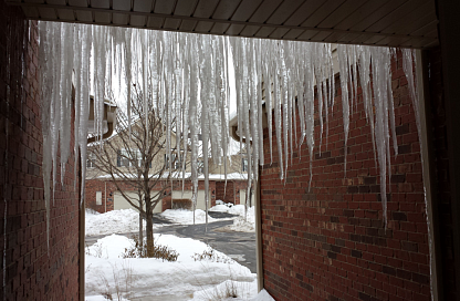 Жителей Благовещенска предупредили об опасности сосулек на крышах