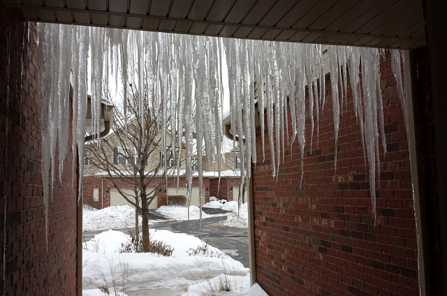 Жителей Благовещенска предупредили об опасности сосулек на крышах