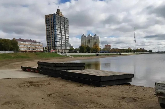 В Благовещенске начали монтаж круглогодичного понтонного бассейна на Амуре  