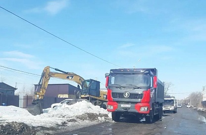 В Чигирях начали чистить забитые снегом кюветы