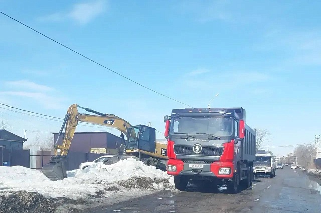 В Чигирях начали чистить забитые снегом кюветы