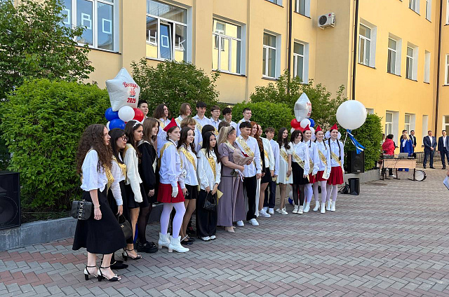 В этом году со школой простятся более 3 тысяч одиннадцатиклассников