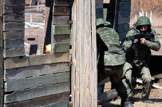 Вести бой в городской застройке тренировались амурские военные