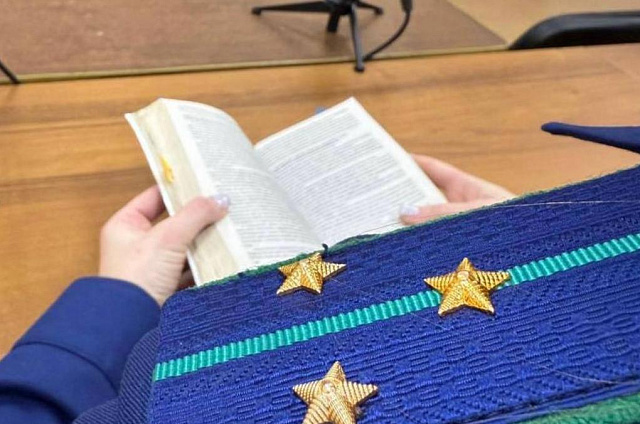 Амурчанка оплатила покупки найденной банковской картой и получила два года тюрьмы
