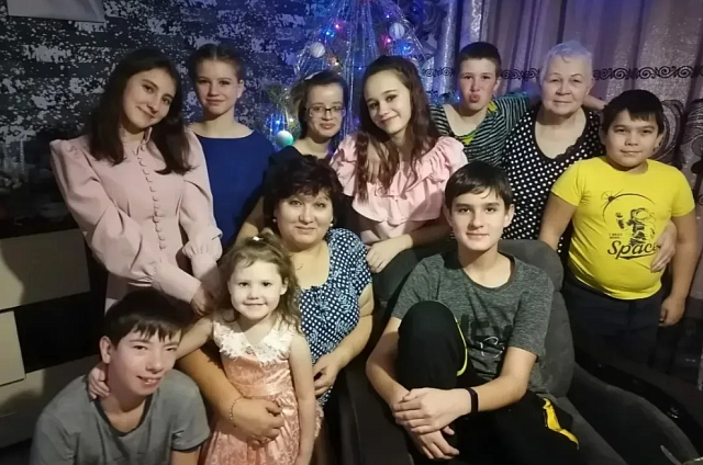 Семья из Белогорска воспитала 17 детей и продолжает помогать другим
